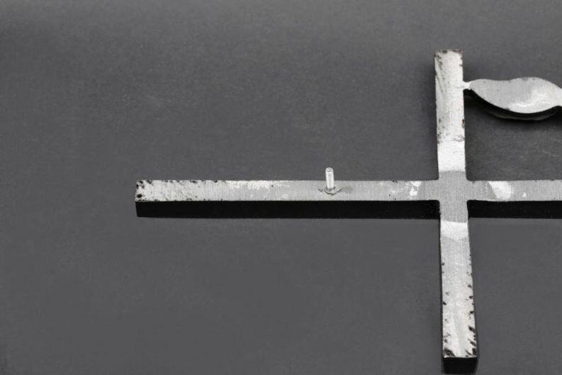 Kreuz umschlungen von einer Rose