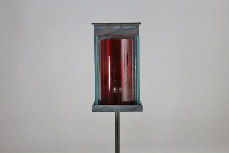 Grablicht mit rotem Kerzenglas