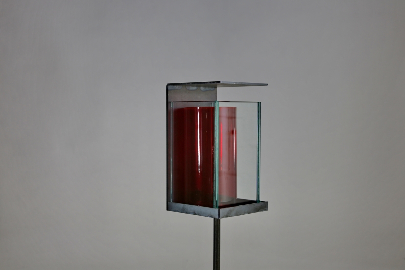 Grablicht mit rotem Kerzenglas