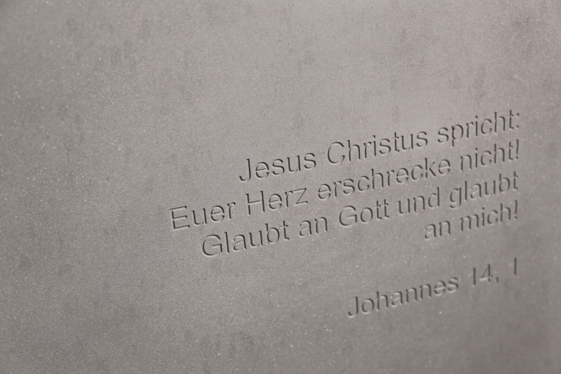 Grabstein aus rostigem Eisen - Grabmal aus Corten Stahl