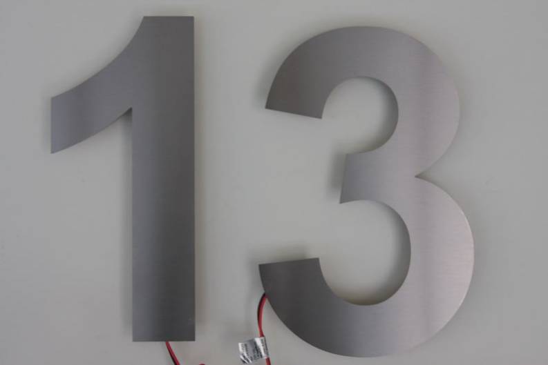 Hausnumme mit blauen LED