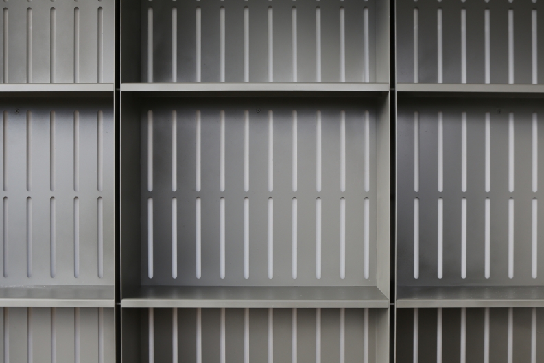 Kaminholzregal aus lackiertem Edelstahl