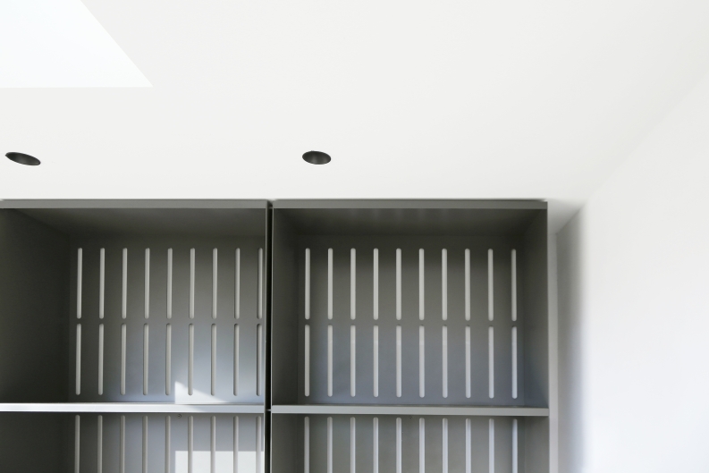 Kaminholzregal aus lackiertem Edelstahl