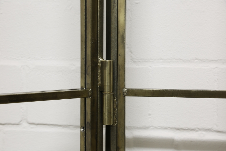 Loft Tür mit starkem Messingabrieb