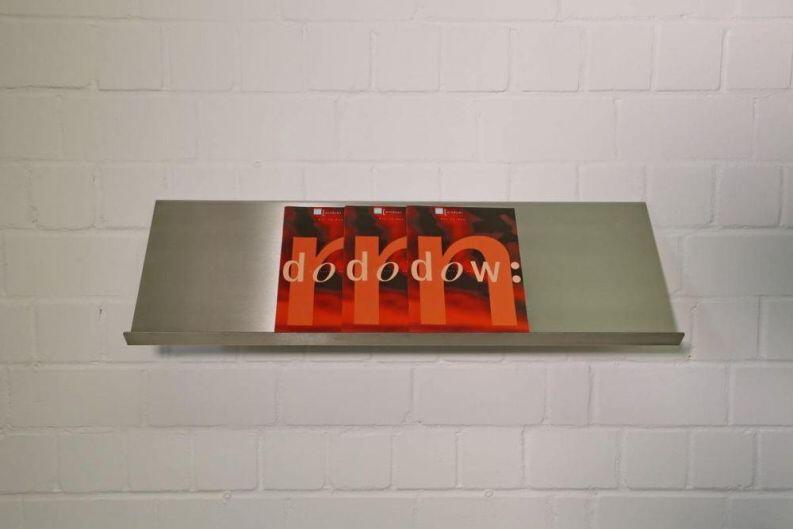 Prospekthalter aus Edelstahl wandmontiert