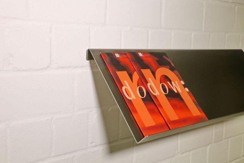 Prospekthalter aus Edelstahl wandmontiert