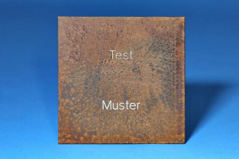 Rostiges Schild mit auslackierter Garvur