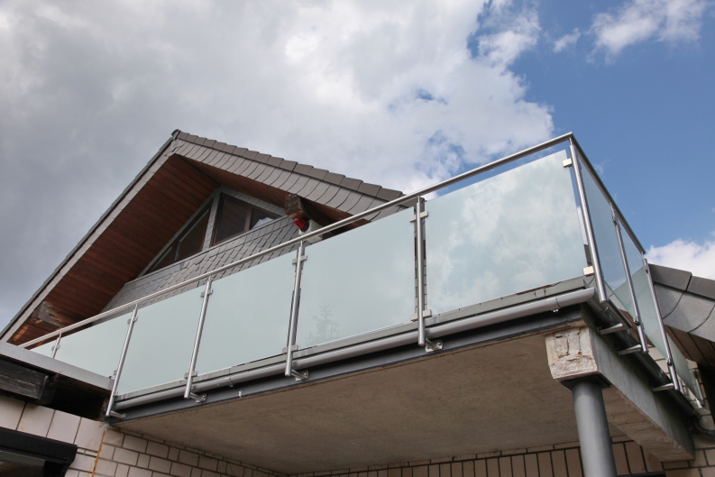 Balkongeländer satiniertes Glas