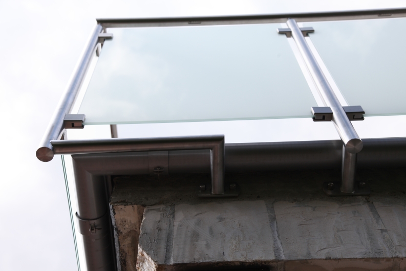 Balkongeländer satiniertes Glas