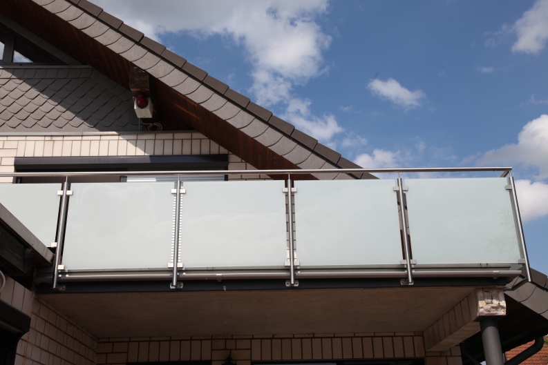 Balkongeländer satiniertes Glas