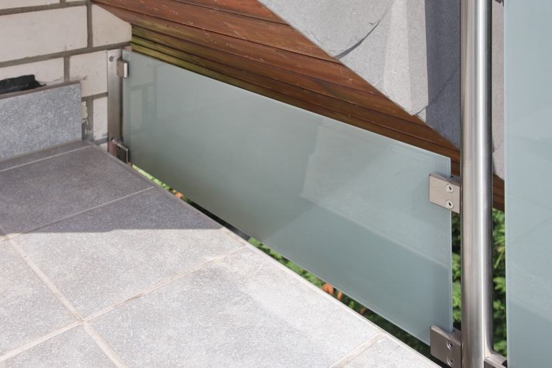 Balkongeländer satiniertes Glas