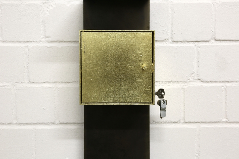 Wandboard mit vergoldetem Kubus