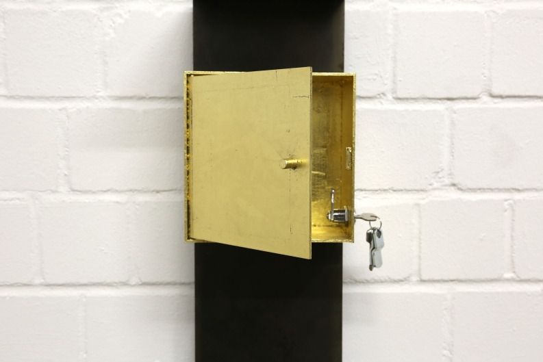 Wandboard mit vergoldetem Kubus