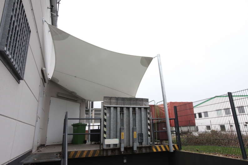 schönes Segel als Eingangsüberdachung