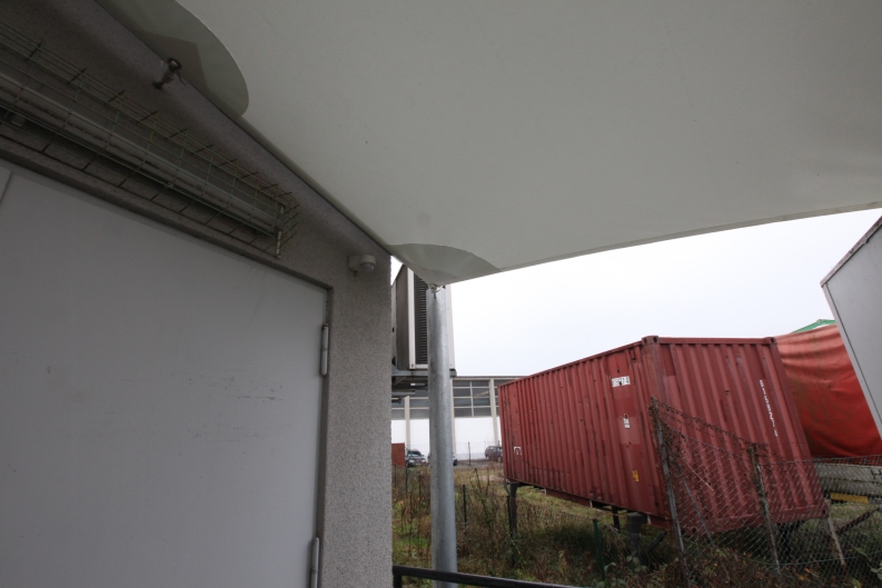 schönes Segel als Eingangsüberdachung