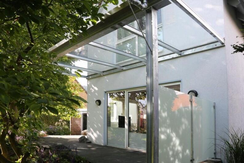 seitlicher Sichtschutz und Windschutz für ein Terrassendach