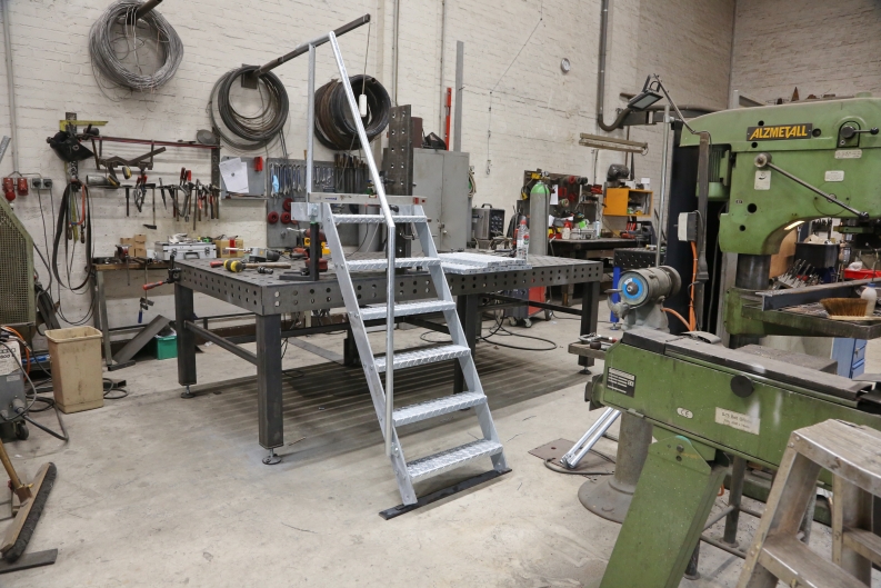 Leitertreppe aus feuerverzinktem Stahl