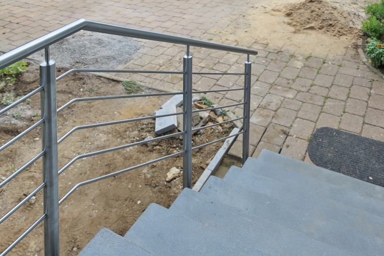 Edelstahltreppengeländer aus 42 mm Edelstahlrohr