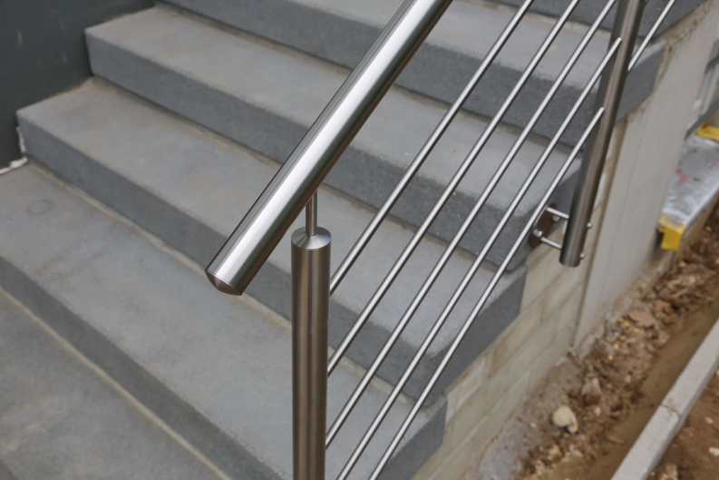 Edelstahltreppengeländer aus 42 mm Edelstahlrohr
