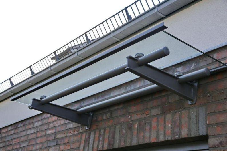 Vordach aus lackiertem Stahl und Sicherheitsglas