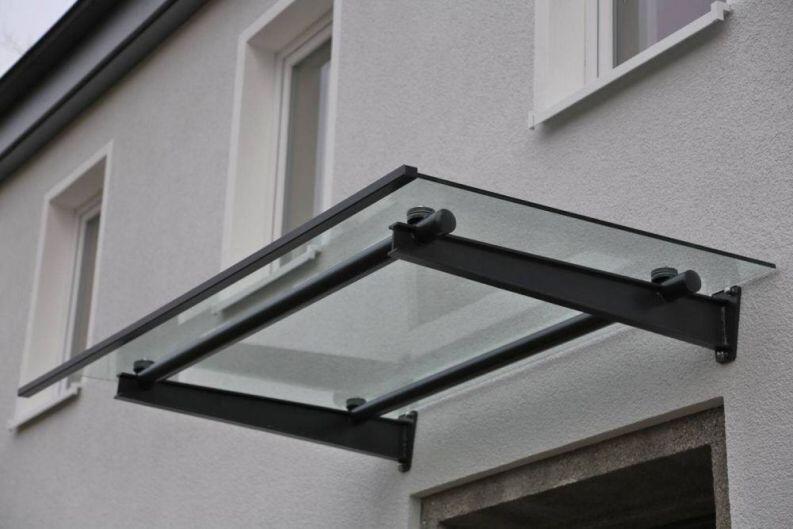 Vordach aus lackiertem Stahl und Glas
