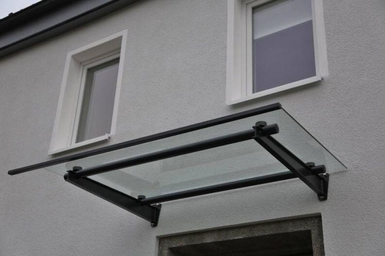 Vordach aus lackiertem Stahl und Glas