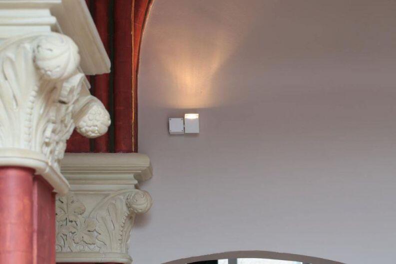 Seriell gefertigte Wandleuchten im historischen Umfeld