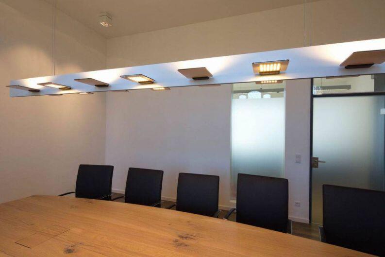 LED Deckenleuchte für einen Besprechungstisch