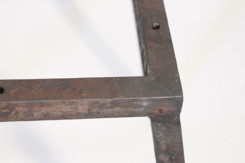 Untergestell aus geschmiedetem Vierkanteisen für einen Schrank