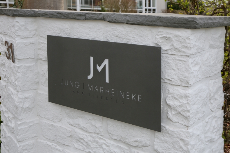 hinterleuchtetes Schild für Jung I Marheineke Architekten in Hildesheim