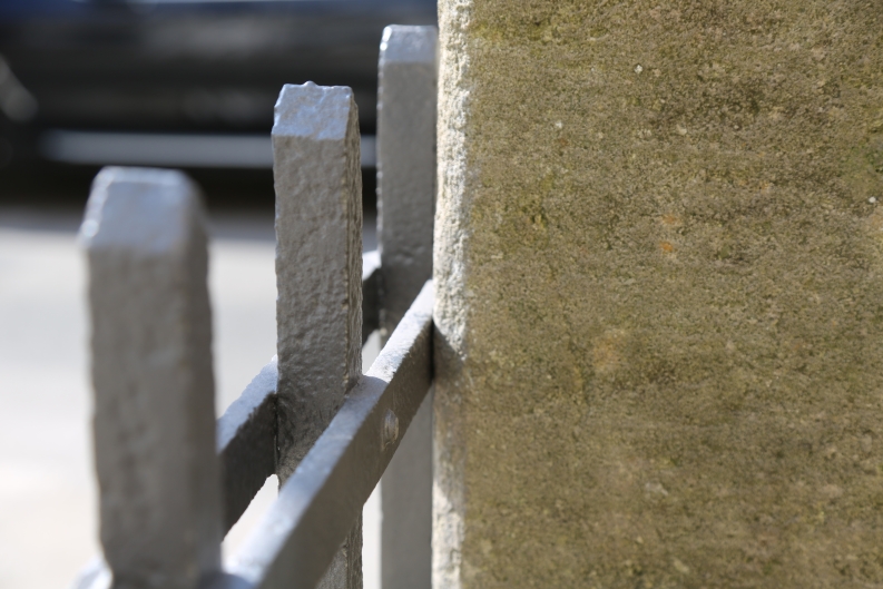 historische Zaun- und Toranlage