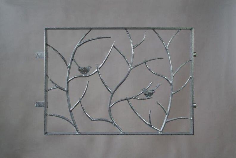 Ein geschmiedetes Vogelgitter