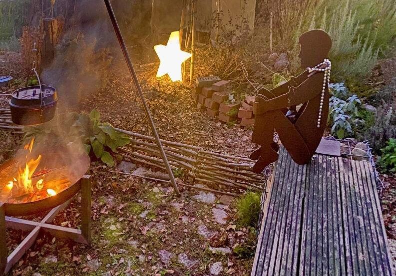 sitzende Skulptur aus Stahl