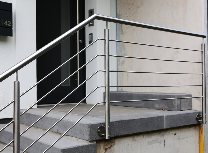 Treppengeländer mit Reling aus Edelstahl
