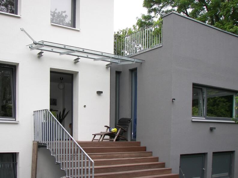 Vordach mit 3m langer Glasscheibe