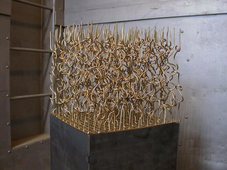 Skulptur mit vergoldeten Drähten