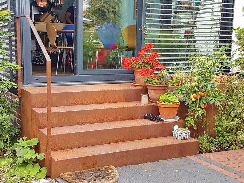 Treppe aus rostigem Eisen mit Hochbeeten für Kräuter