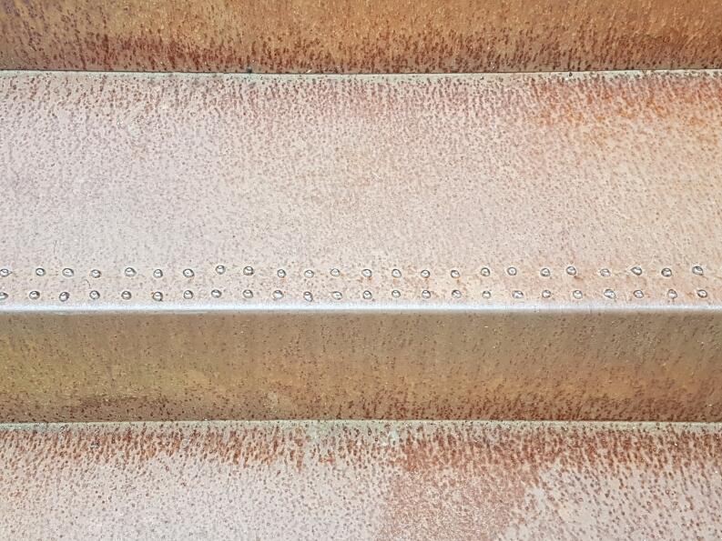 Treppe aus rostigem Eisen mit Hochbeeten für Kräuter