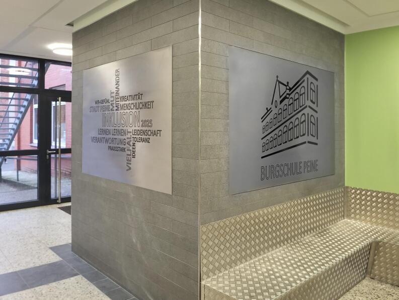 riesige gravierte Text- und Bildtafeln für die Burgschule in Peine