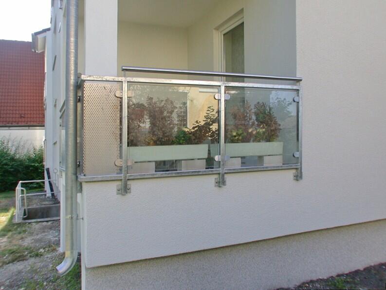 Balkongeländer Stahl, Glas, Lochblech