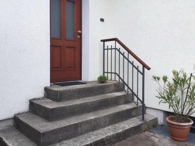 Geländer mit ovalem Holzhandlauf