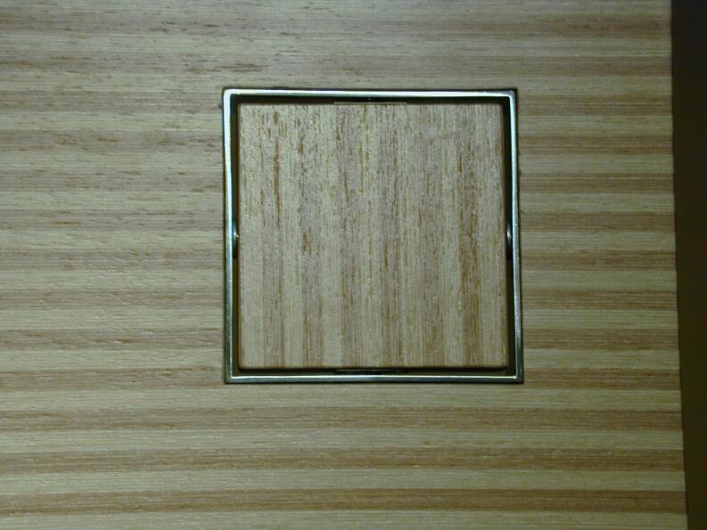 filgranes Stehpult oder Lespult aus Stahl mit einer Holzplatte - Stehpult