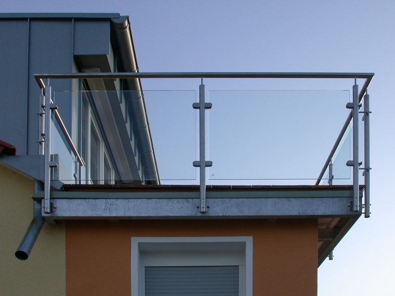 Balkongeländer aus Stahl und Edelstahl