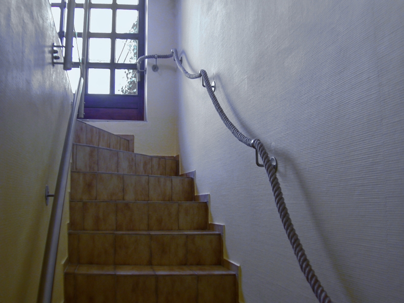Geländer aus Edelstahl und Glas, Handlauf aus Seil