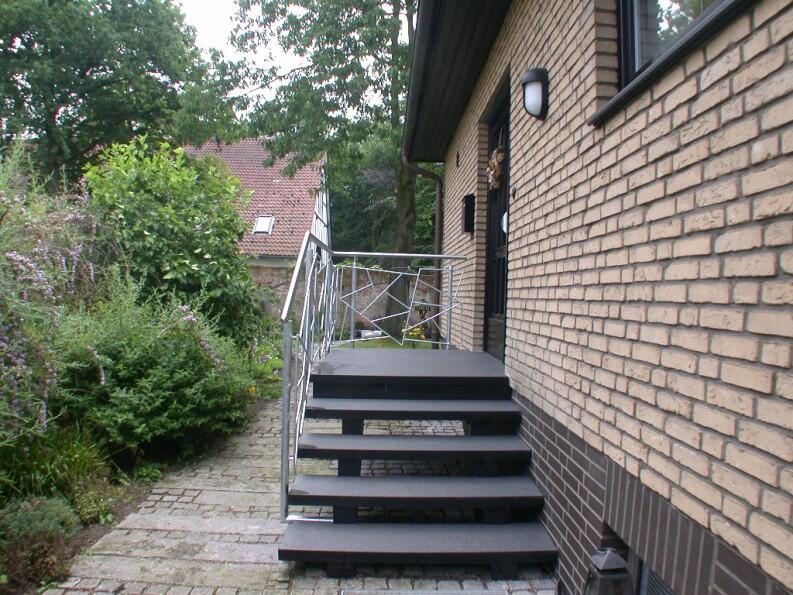 Treppengeländer aus verzinktem Stahl und Edelstahl.