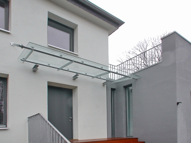 Vordach mit 3m langer Glasscheibe