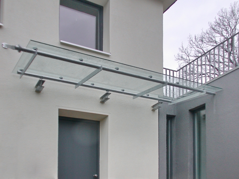 Vordach mit 3m langer Glasscheibe