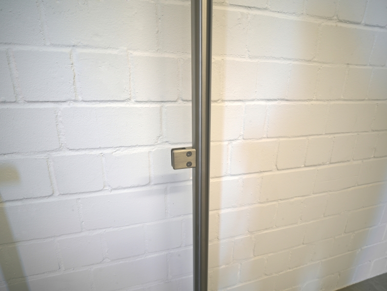 Edelstahl Pfosten für eine Werbetafel