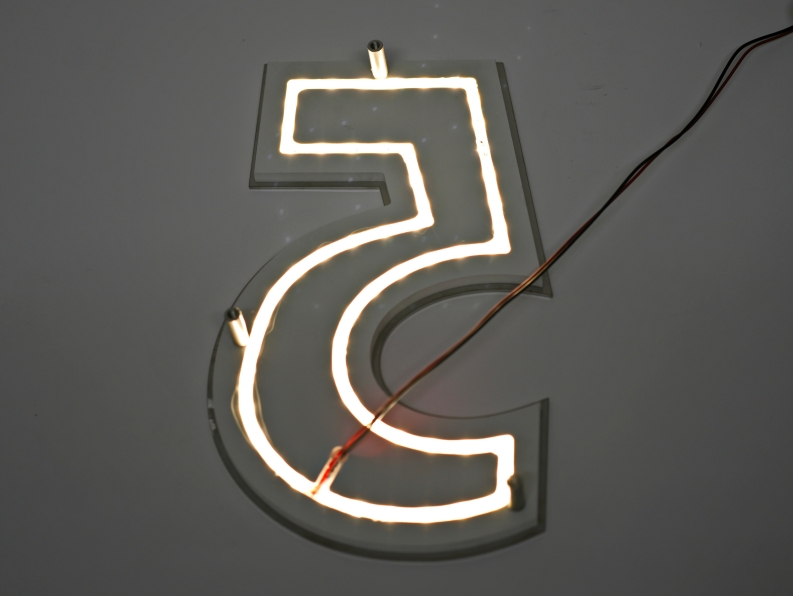 35 cm große LED Hausnummer