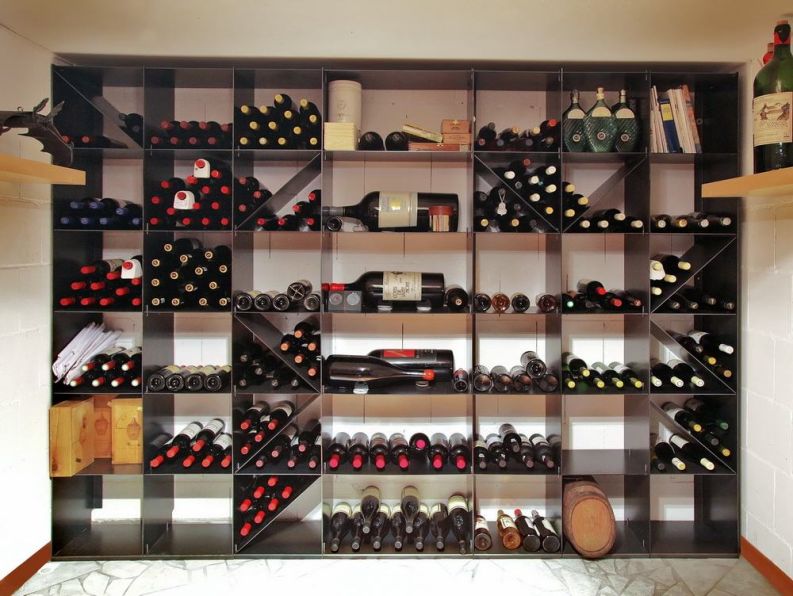 Weinregal aus Stahl für einen Weinkeller